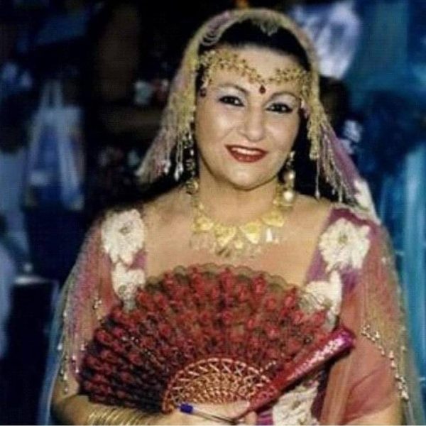Mirian Stanescon Batuli em traje tradicional romani